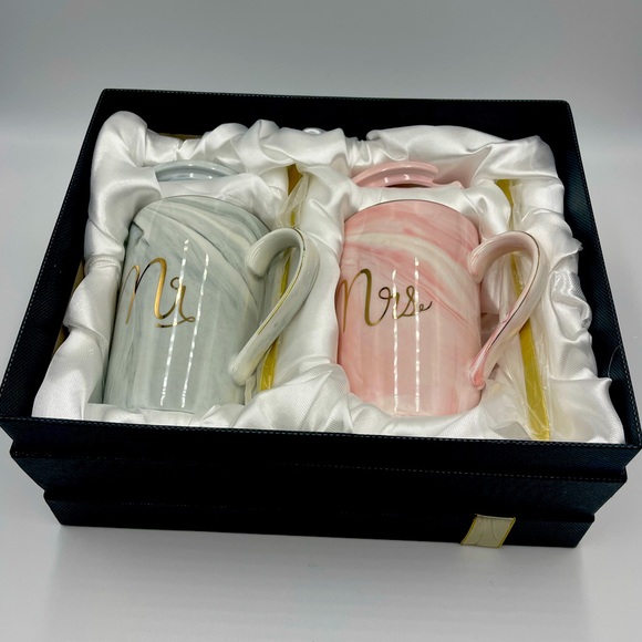 Jumway: Ceramic Marbled Mr and Mrs Gift Box Coffee Mugs, Lids & Gold Spoons Set - Picture 4 of 16